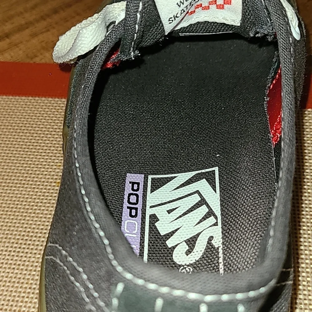 VANS Black Raven Gum Bottom Suede Women's Sneakers sz. 7. (#1559)